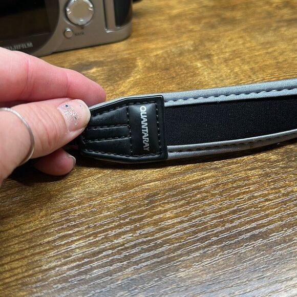 Fujifilm FinePix 4900Z Digital SLR Camera 6x Zoom Silver - Picture 10 of 12